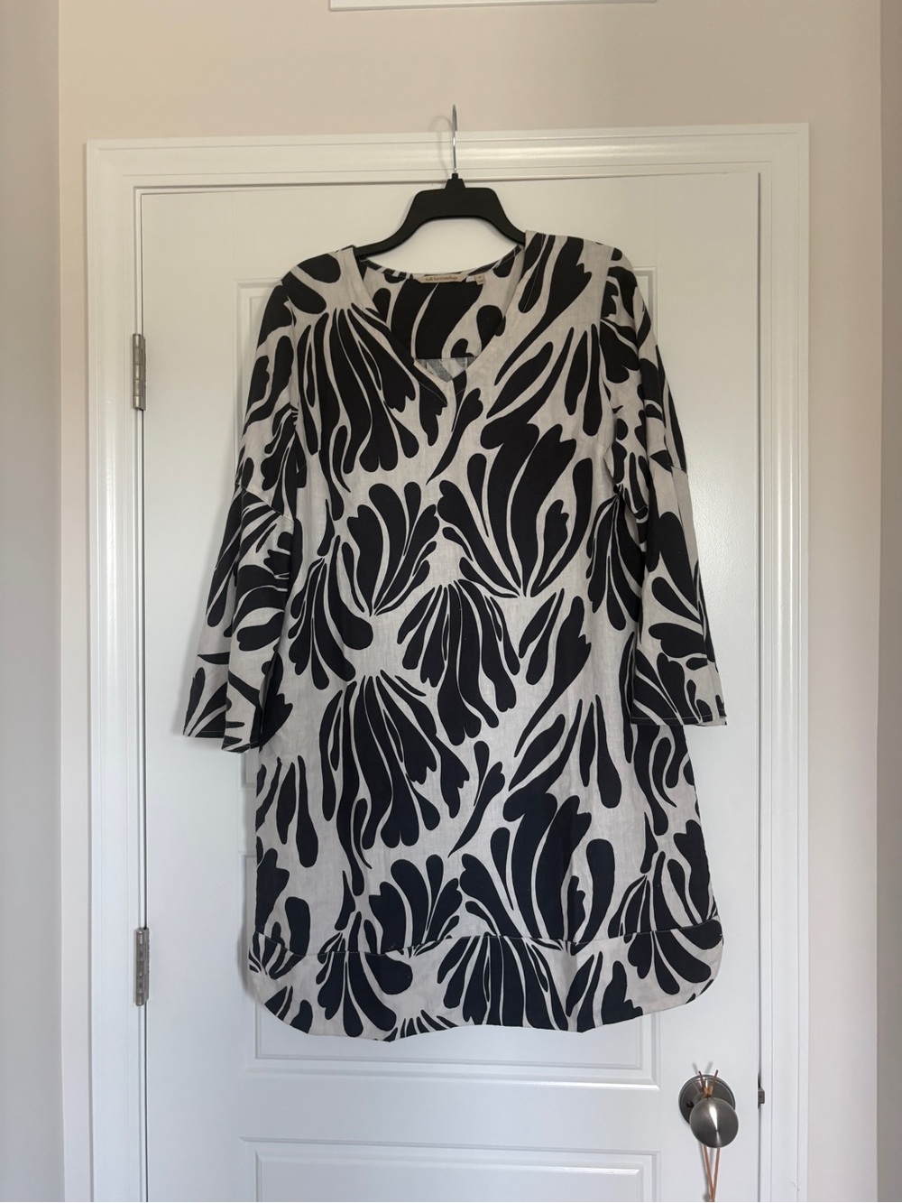 Soft Surroundings Black & White Long-Sleeve Floral Tunic. NWOT